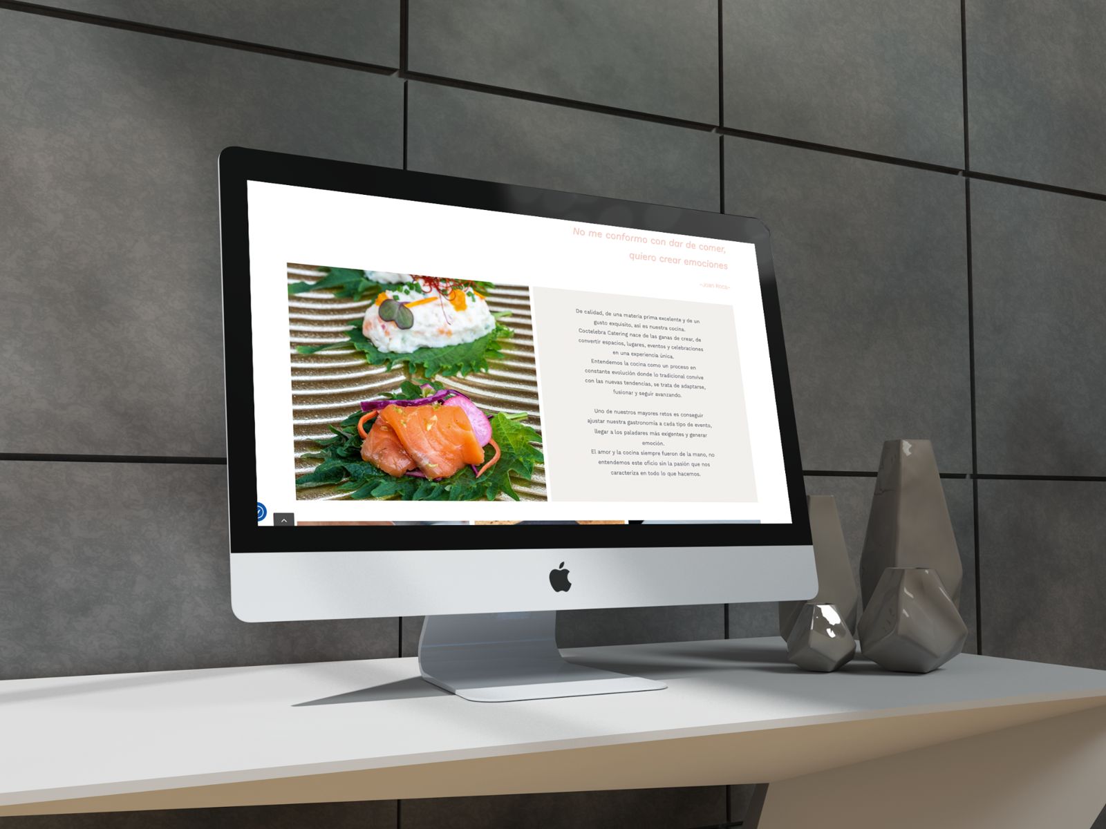 Coctelebra Catering – Diseño web gastronómico Diseño web de Coctelebra Catering en ordenador, mostrando la sección de gastronomía con platos gourmet.